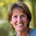 Portrait of Sara Jones, a nutritionist and restorative yoga instructor.